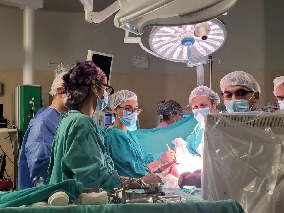 EN PLENA CIRUGÍA. Federico Coria y los restantes responsables de la operación intrauterina en el hospital Garrahan, realizada con éxito el 9 de abril.