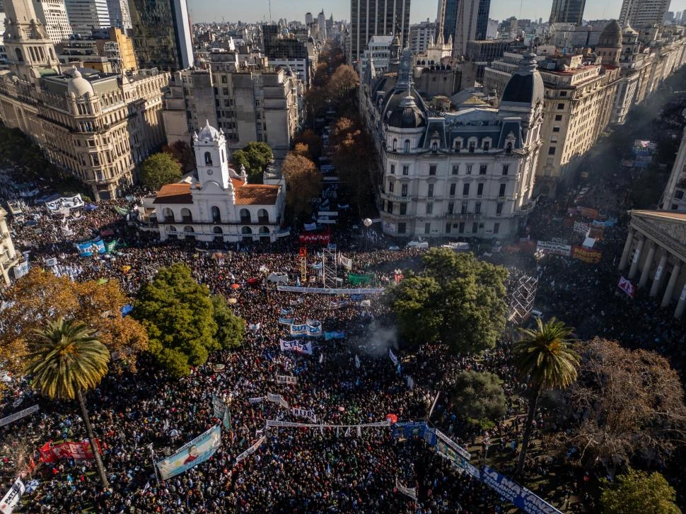 EN PLAZA DE MAYO. Miles de dirigentes y militantes justicialistas de todo el país marcharon el miércoles para pedir la libertad de la ex presidenta. afp