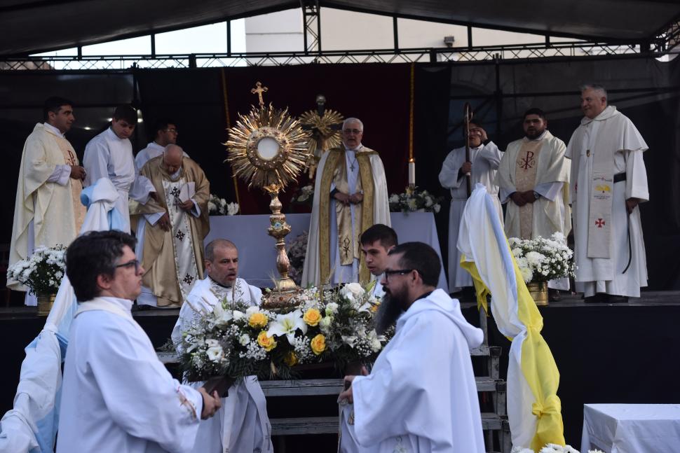 ARZOBISPO. Carlos Sánchez encabezó la misa y la solemne procesión.
