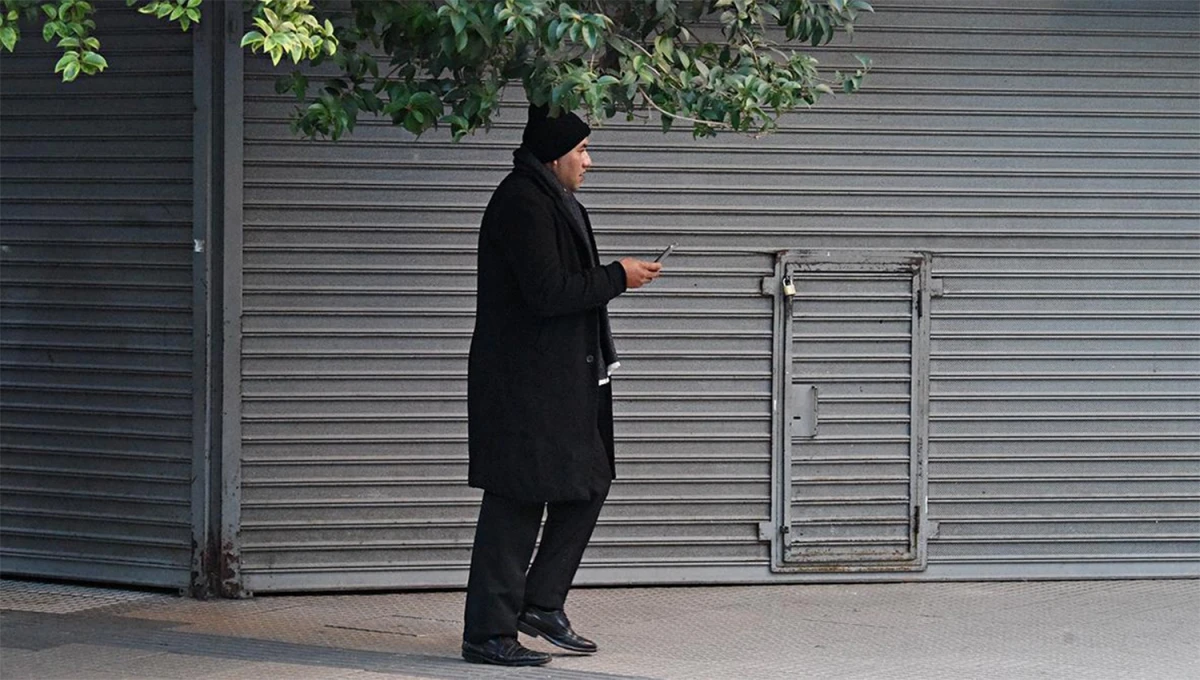 ABRIGARSE. La ropa de invierno será indispensable para atravesar las mañanas tucumanas durante la semana. 