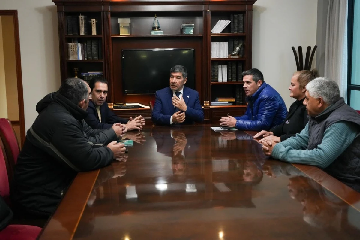 Acevedo y Mansilla, junto con representantes de trabajadores. PRENSA LEGISLATURA