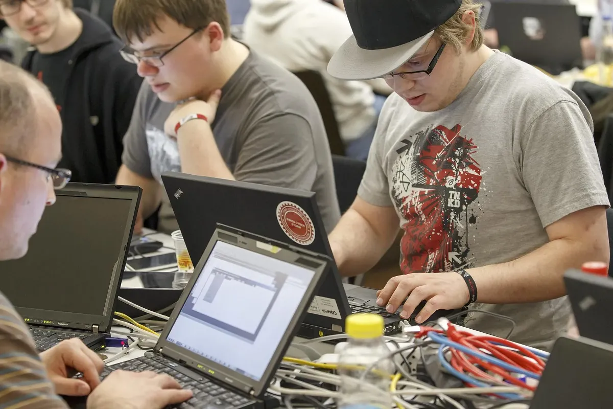 El mercado laboral español ante la ola de la IA: nuevos perfiles, viejos empleos en riesgo.