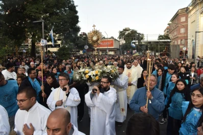 Un altar a cielo abierto reunió a los fieles en Corpus Christi