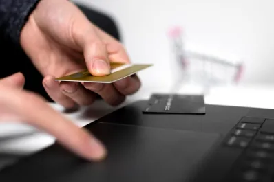 Imputan a una pareja por estafa millonaria con la tarjeta de crédito de una mujer de 85 años