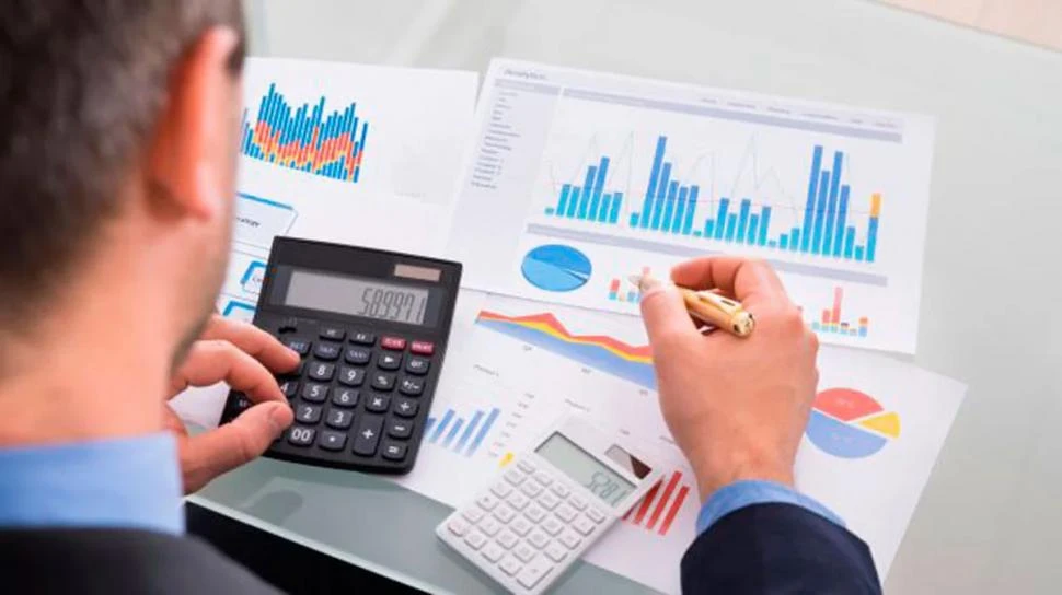 NÚMEROS Y MÁS NÚMEROS. Los argentinos se acostumbran otra vez a usar las calculadoras en su vida diaria.