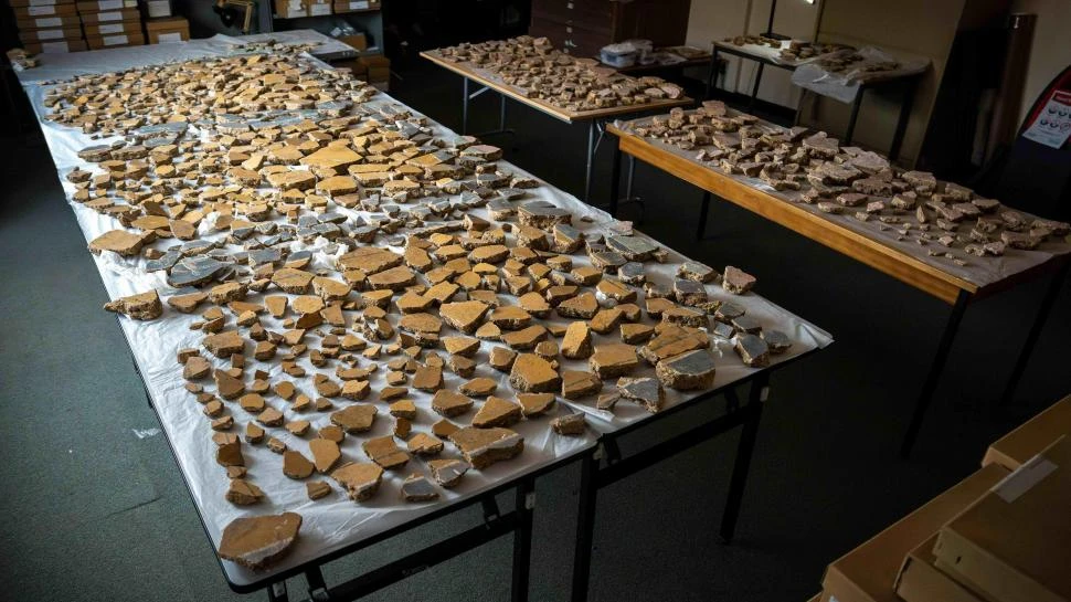 ROMPECABEZAS. Los arqueólogos en el museo de Londres trabajan para poder “unir” todas las piezas.