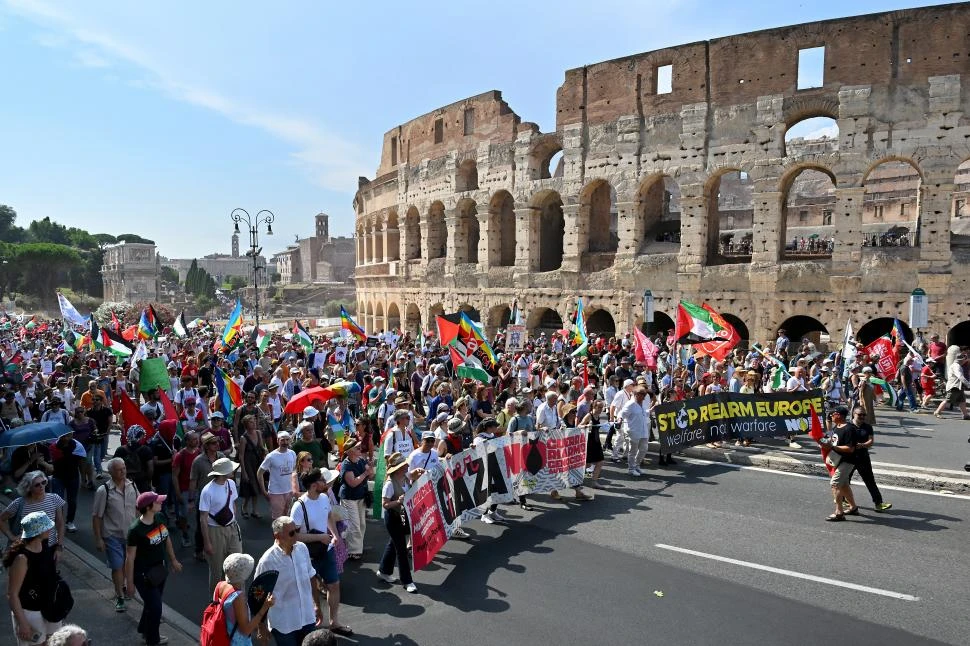 EN ITALIA. Personas de unas 300 organizaciones y redes marcharon para reclamar contra el rearme de Europa.