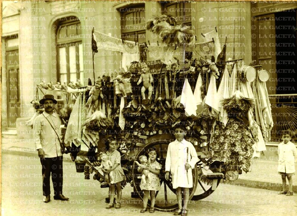 Recuerdos fotográficos: Camilo, un vendedor típico de los años 30