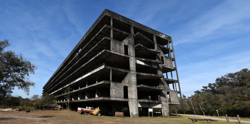 EL EDIFICIO DE SAN JAVIER. Vestigio de la ciudad universitaria que proyectó a fines de los 40 la UNT.