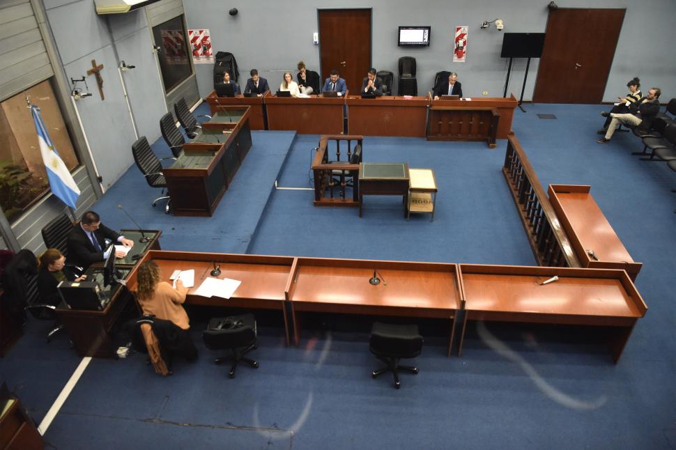 LA SALA DEL JUICIO ORAL. Al fondo, los fiscales y el querellante. A la izquierda, los sillones del tribunal.