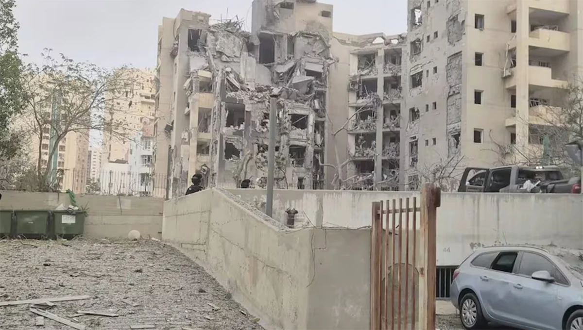 RESIDENCIAL. Israel denunció que un misil cayó sobre un edificio en Beerseva y causó la muerte de cuatro personas.