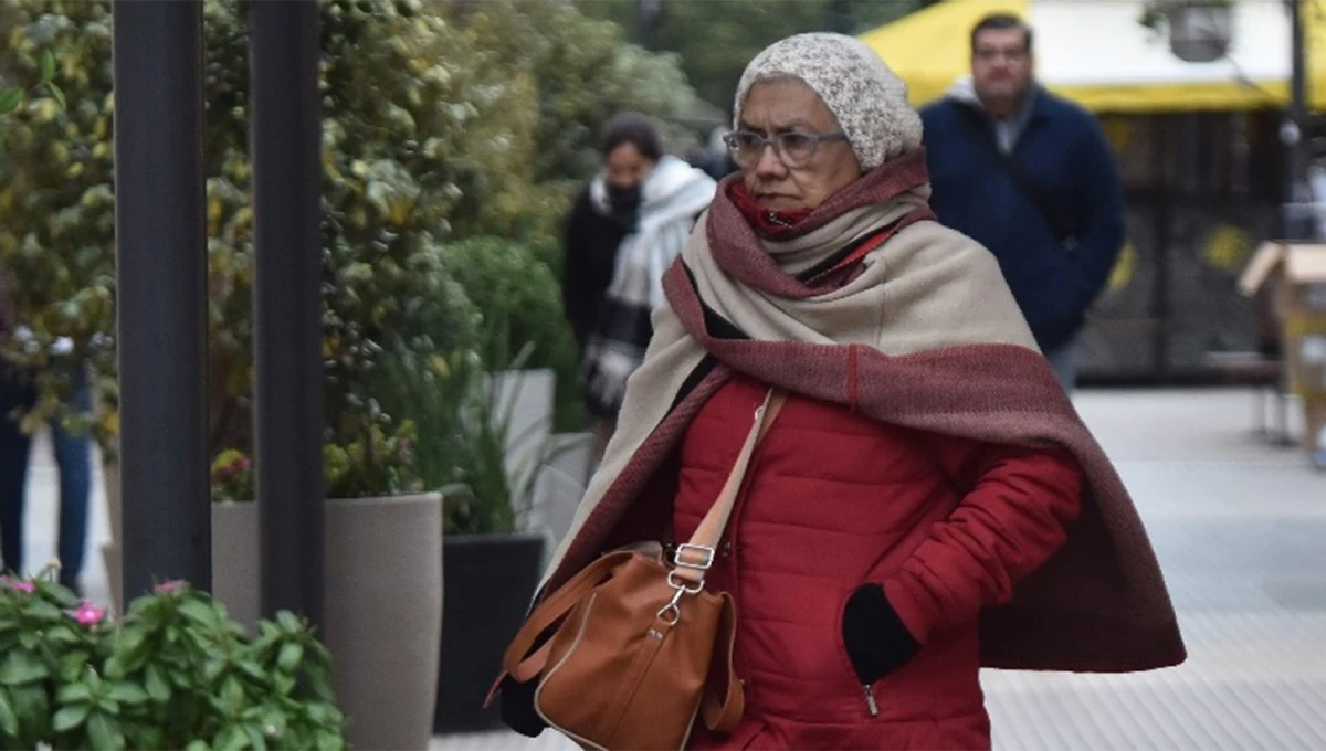 CON TODO. Las tucumanas y tucumanos deberán salir abrigados de casa durante al menos el resto de la semana. 