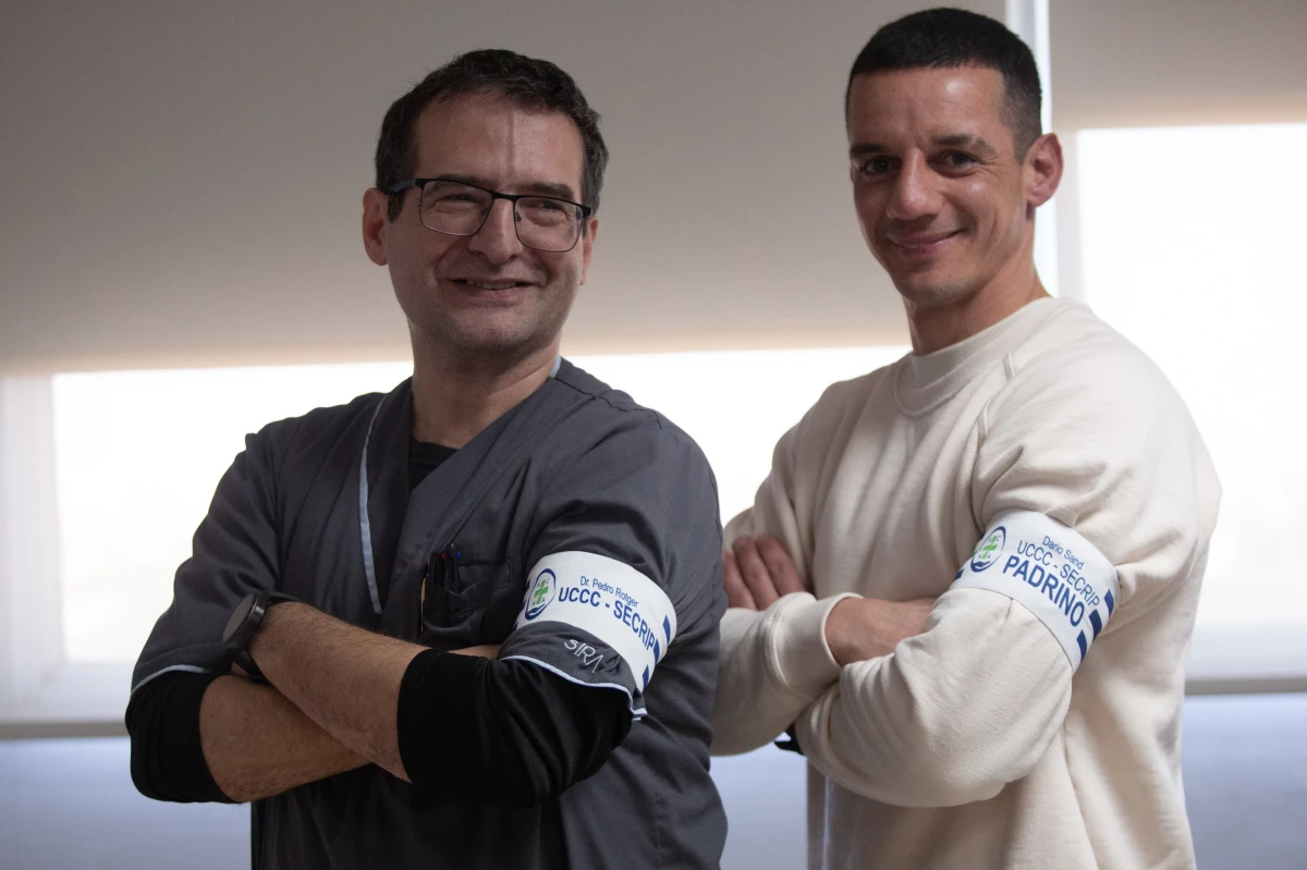 GRAN GESTO. Darío Sand posa junto al doctor Pedro Rotger. Ambos lucen la cinta de capitán, con una mención especial a la UCCC.