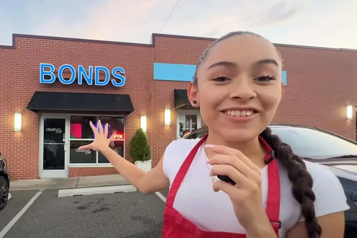 EMPLEO SIN PAPELES. La youtuber Gaby trabajó durante un día en Crabbae West, donde pudo hablar con empleados y conocer cuánto ganan en promedio quienes ocupan esos puestos. / EL VLOG DE GABY