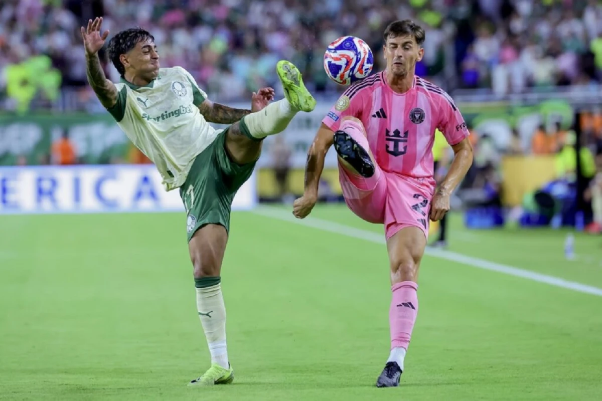 PARTIDAZO. Facundo Torres (Palmeiras) lucha por la pelota con el cordobés Tadeo Allende. Inter Miami y el Verdao brindaron un gran espectáculo en el cierre del grupo A.
