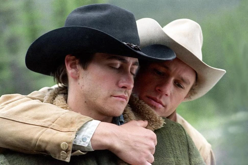 UN DÚO FAMOSO. Heath Ledger y Jake Gyllenhaal protagonizaron “Secreto en la montaña”.