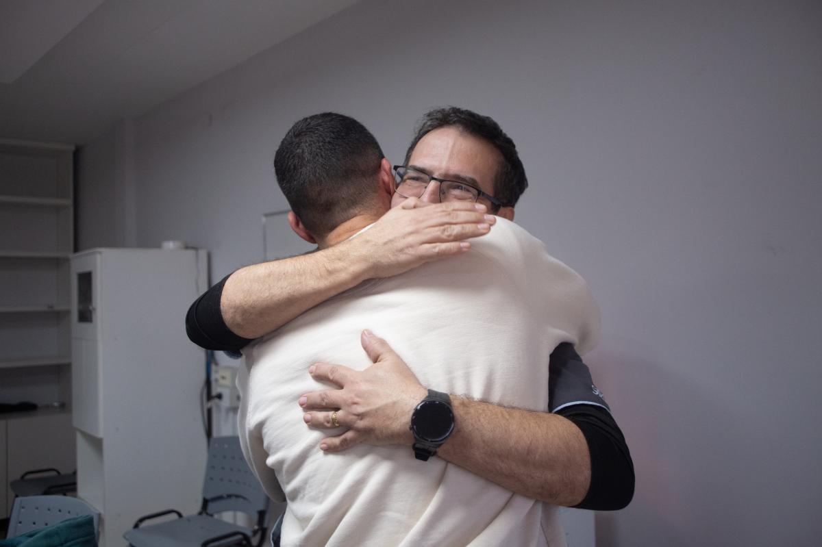 GRAN EMOCIÓN. Sand abraza al doctor Pablo Rotger, tras la entrega de una cinta y una emotiva carta.