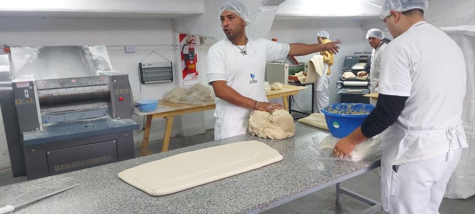PANADERÍA. Este año se habilitó un servicio para que la gente retire pan.
