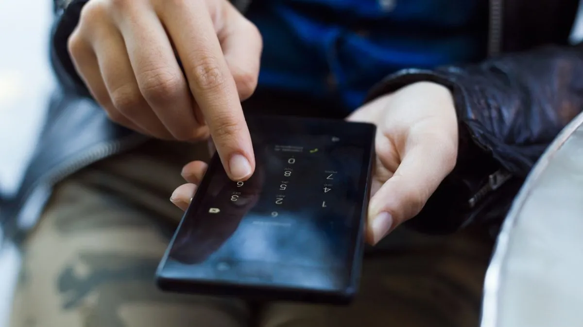 ¿Por qué desbloqueamos el celular todo el tiempo? Qué dice la psicología sobre este hábito