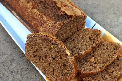 Budín esponjoso de chocolate y naranja saludable: sin azúcar y sin harina