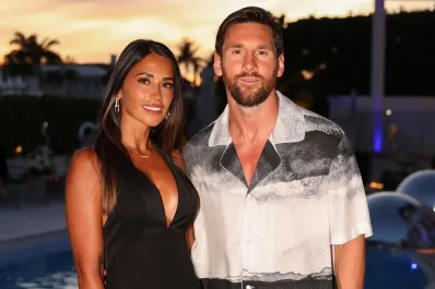 El cumple de Lionel Messi en fotos: abrazo familiar, torta con guiño y un ausente especial