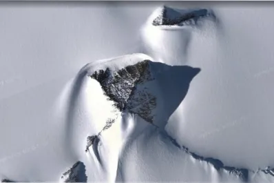 ¿Qué hay detrás de la misteriosa pirámide en medio de la Antártida?