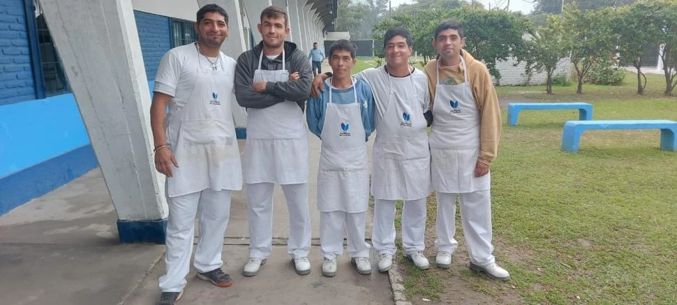 BAJO LAS TRIBUNAS. El albergue de la Municipalidad funciona todos los días debajo de las gradas del ex autódromo.