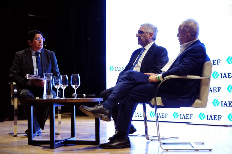 MANO A MANO. Aguaysol (izquierda) moderó la mesa panel con los ministros Abad (centro) y Abud Robles.