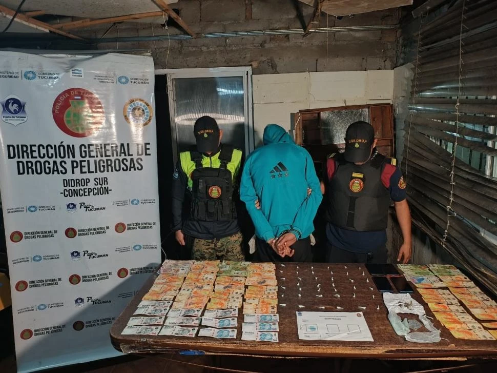 EL ÚLTIMO GOLPE. Uno de los miembros del clan Uñate después de haber sido detenido por la Didrop Sur por tener un “quiosco” de venta de drogas.