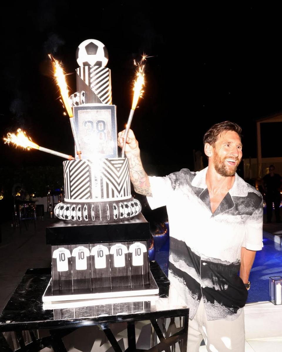 El cumple de Lionel Messi en fotos: abrazo familiar, torta con guiño y un ausente especial