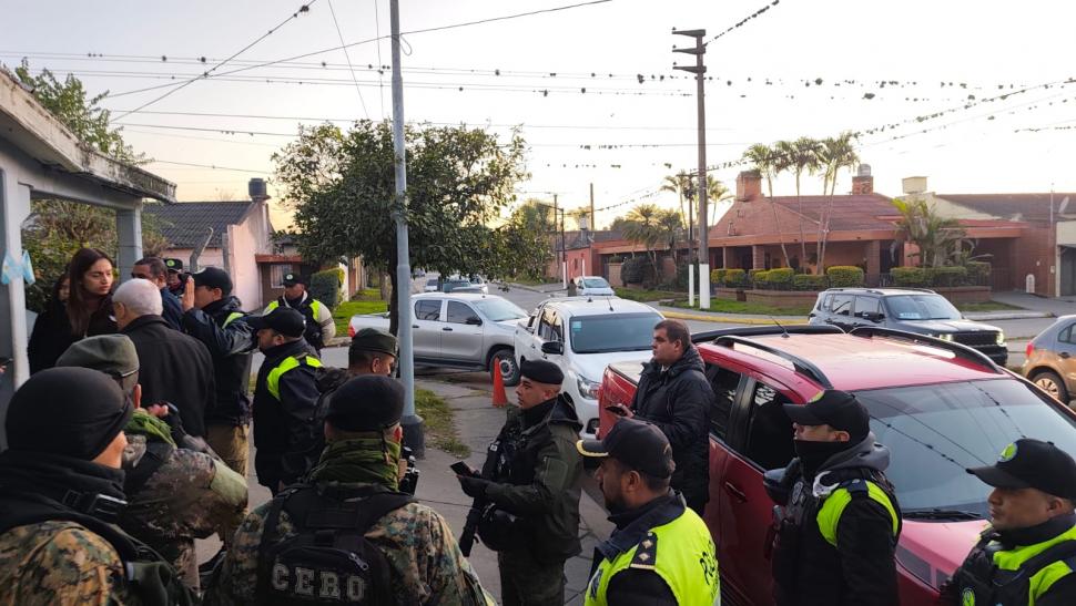 AL FRENTE. El jefe de Policía Joaquín Girvau controló el procedimiento.