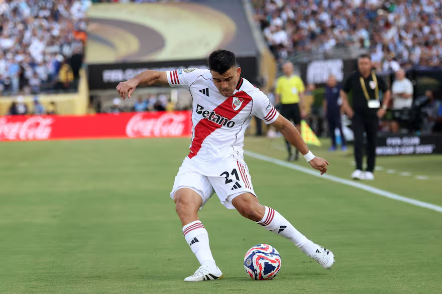 LO MEJOR DEL “MILLO”. El “Huevo” Acuña, que en el final del partido se cruzó con Dumfries, mostró un muy buen nivel.