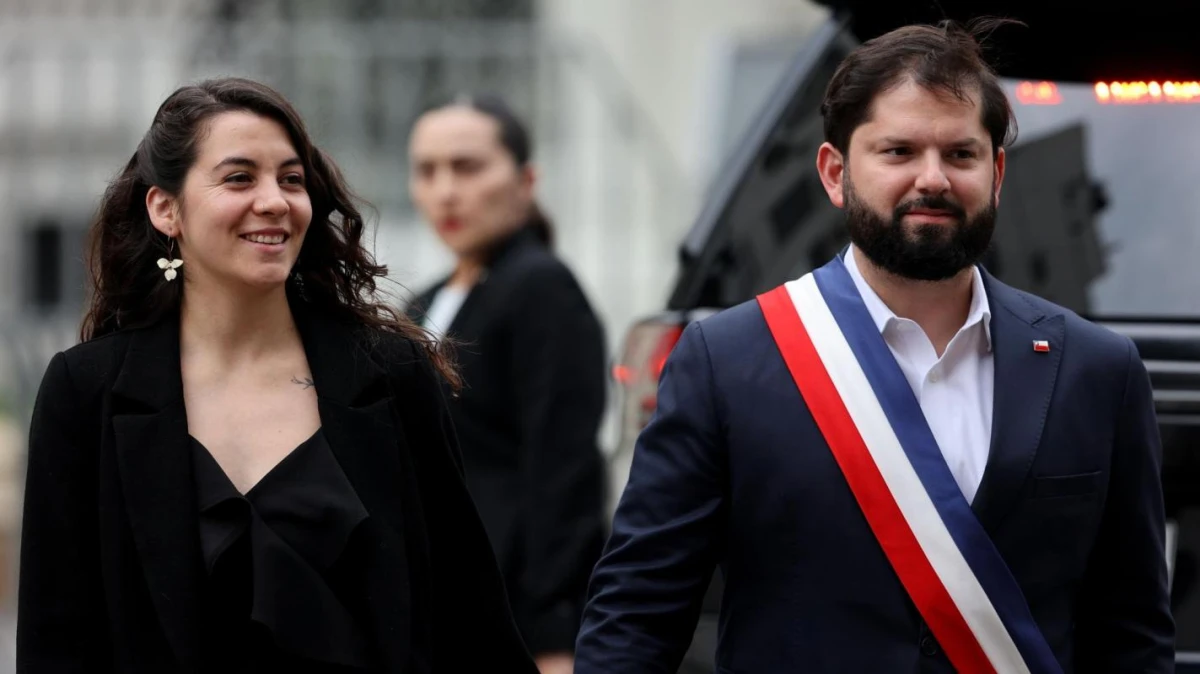 Gabriel Boric, presidente de Chile, y su pareja, Paula Carrasco. 