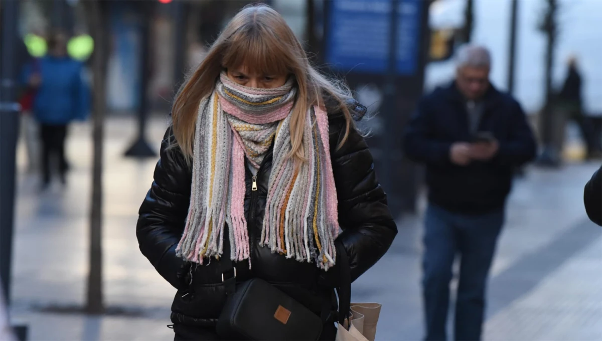 CON TODO. Salir de casa sigue siendo un desafío para los tucumanos y tucumanas que deben aventurarse al frío.