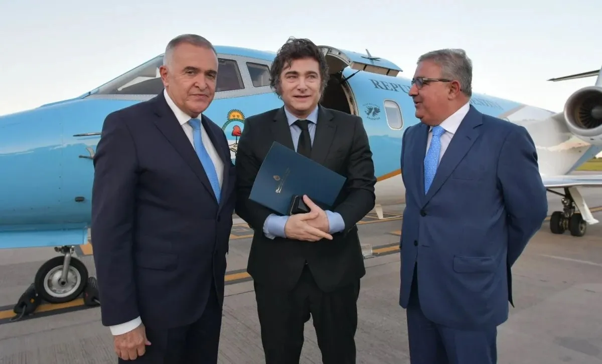 MILEI EN TUCUMÁN. El Presidente fue recibido en diciembre pasado por Jaldo y por el catamarqueño Jalil. Foto de archivo