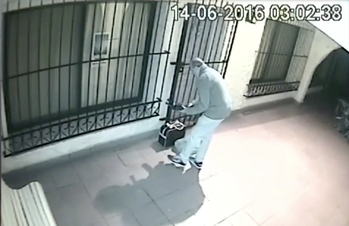 LOS BOLSOS DE JOSÉ LÓPEZ. Una escena clave de la historia reciente de la corrupción en la Argentina: el ex funcionario kirchnerista de origen tucumano deja dinero y joyas en General Rodríguez./CAPTURA DE PANTALLA