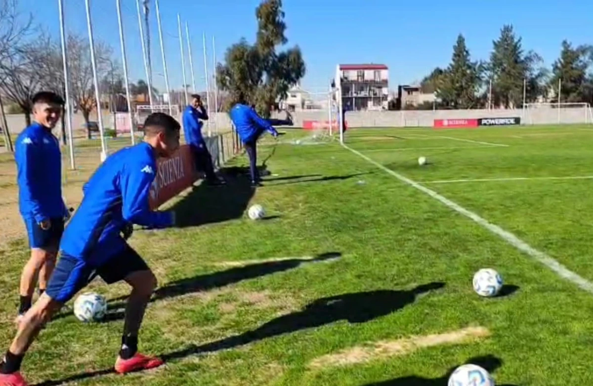 Lautaro Godoy fue el primero en intentar el remate.