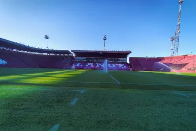 Diario de viaje: en Lanús, la escuela de tablones está abajo de las tribunas