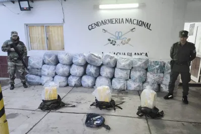 Intentaron cruzar el río fronterizo con 37 kilos de cocaína, mercadería de contrabando y un arma de fuego