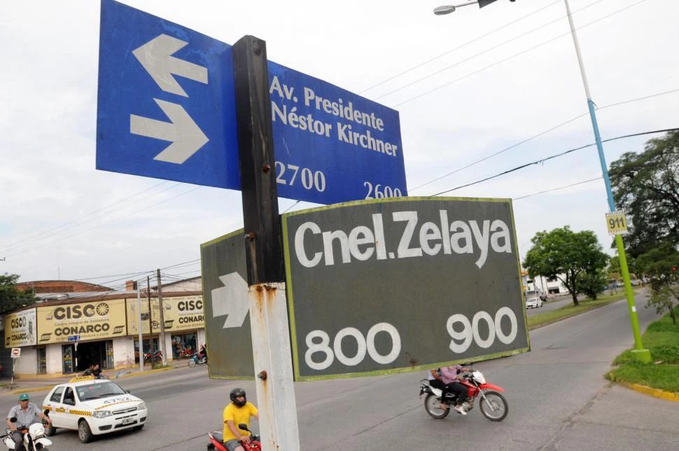 CARTELERÍA. El nombre de Néstor Kirchner se impuso en 2010. la gaceta / foto de diego aráoz