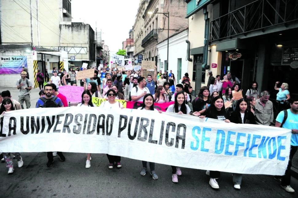 MISMO RECLAMO. La primera marcha federal universitaria logró un fuerte respaldo social el año pasado.