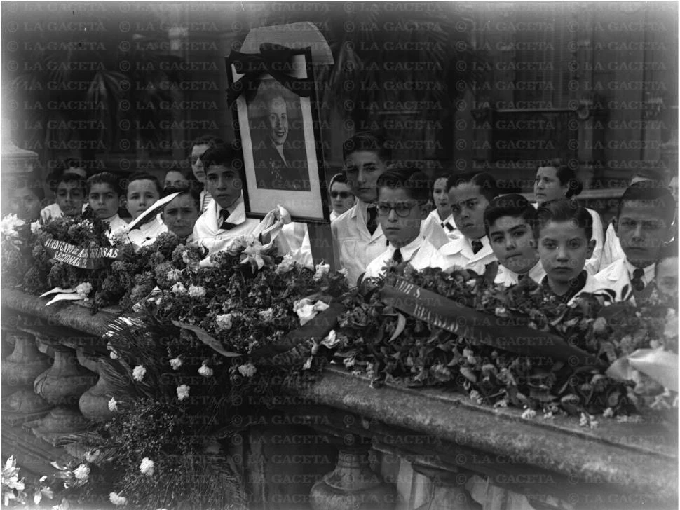 Recuerdos fotográficos: ofrendas florales por la muerte de Evita en 1952
