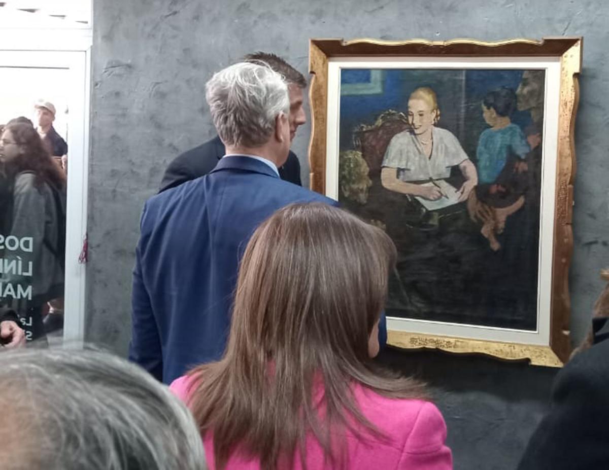 CURIOSIDAD. El embajador húngaro, Peter Kveck, observa una pintura con un retrato de Eva Duarte.
