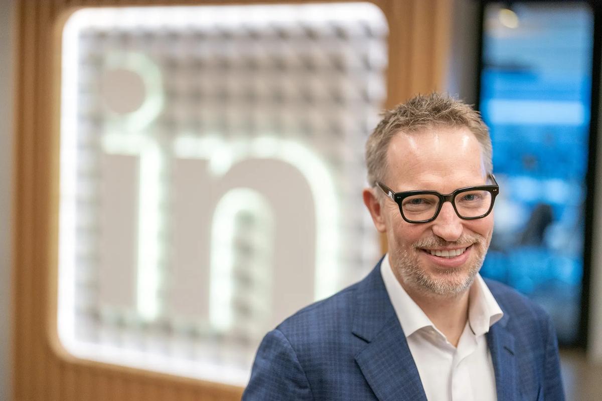 EN UNA ENTREVISTA. El propio CEO de LinkedIn, Ryan Roslansky, reconoció que la herramienta de asistente de escritura con IA no tuvo la recepción esperada. / BLOOMERANG 