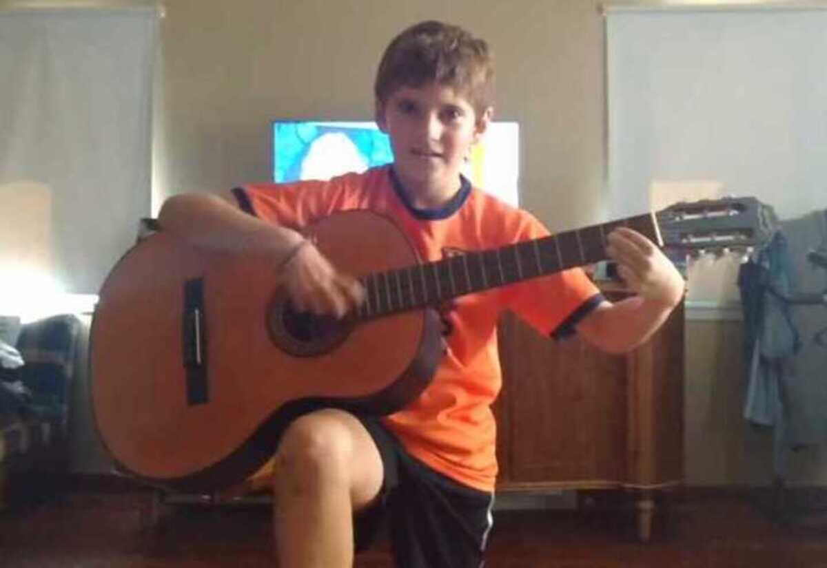 INFANCIA. Pablo en su casa, con la guitarra que lo acompañó desde sus primeros años.