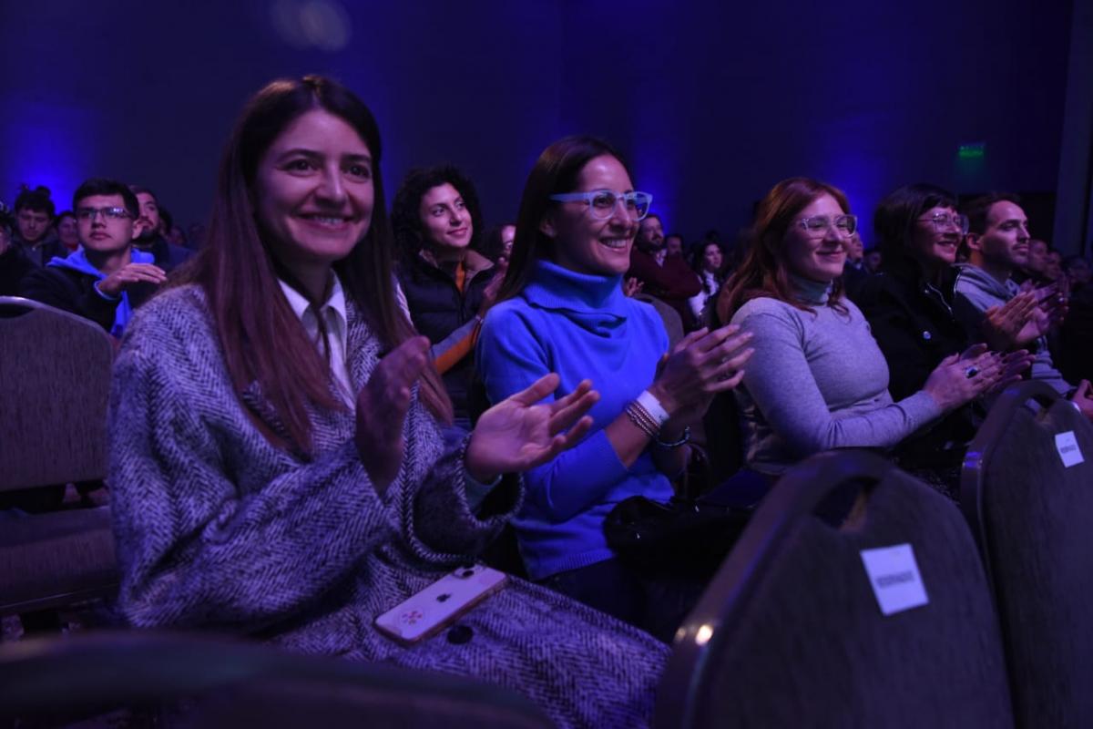 MOTIVADAS. Contreras arengó al público a 