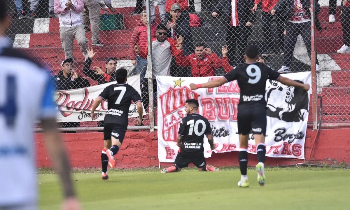 FESTEJO DE GOL. Juan Cuevas celebra la apertura del marcador en La Ciudadela. Foto de Osvaldo Ripoll/LA GACETA.