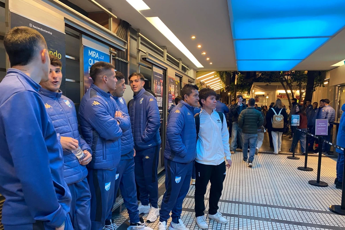 ESPERA. Mientras el CT compraba las entradas, los jugadores esperaron en el pasillo antes de ingresar al teatro.
