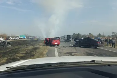 Choque múltiple en la autopista a Famaillá: al menos 10 vehículos involucrados y varios heridos