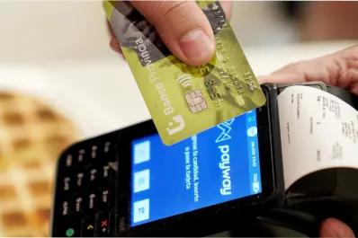 Podrías perder una fortuna: el grave error que cometemos al pagar con tarjeta en un restaurante